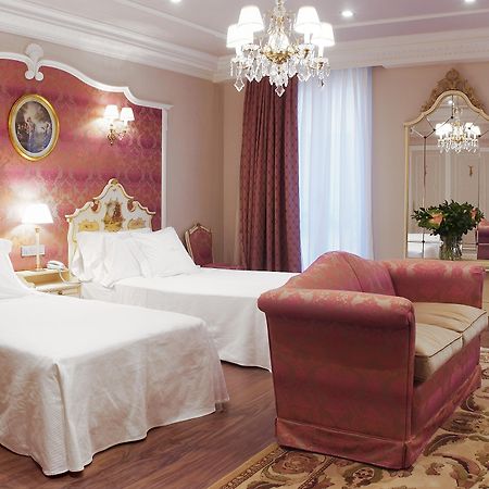 Gran Hotel La Perla Pamplona Room photo A room at the hotel