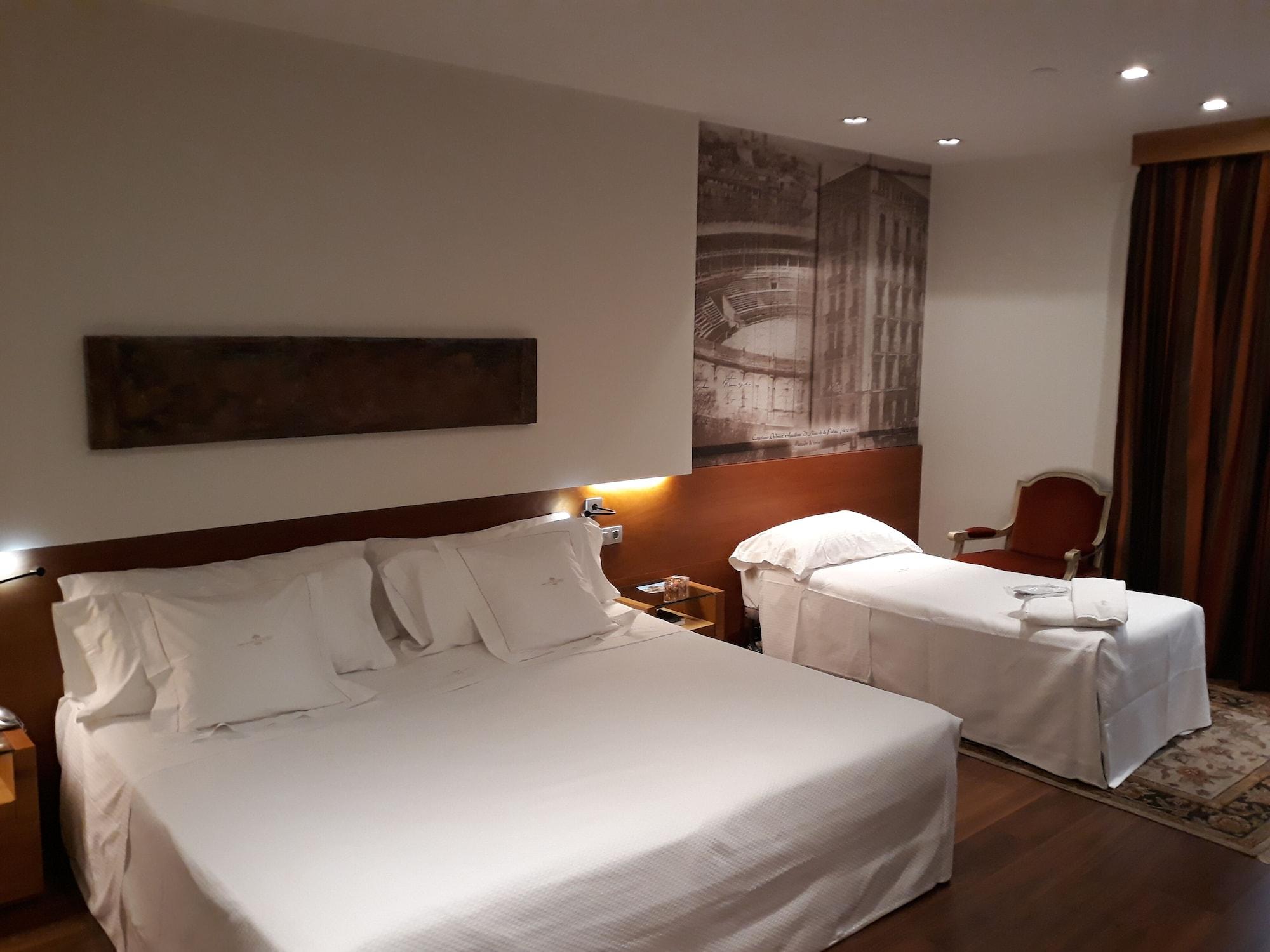 Gran Hotel La Perla Pamplona Exterior photo A room at the hotel