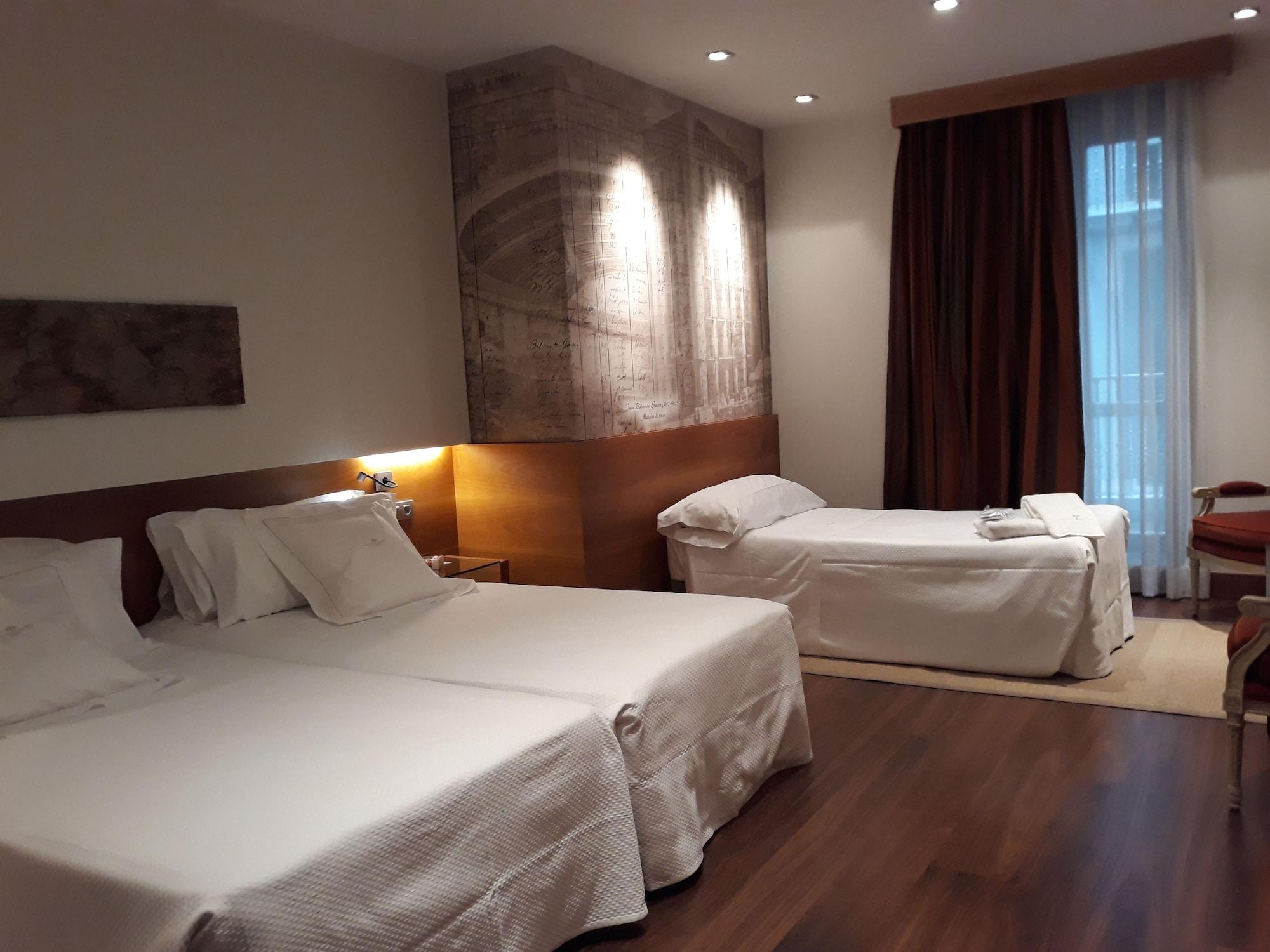 Gran Hotel La Perla Pamplona Exterior photo A room at the hotel