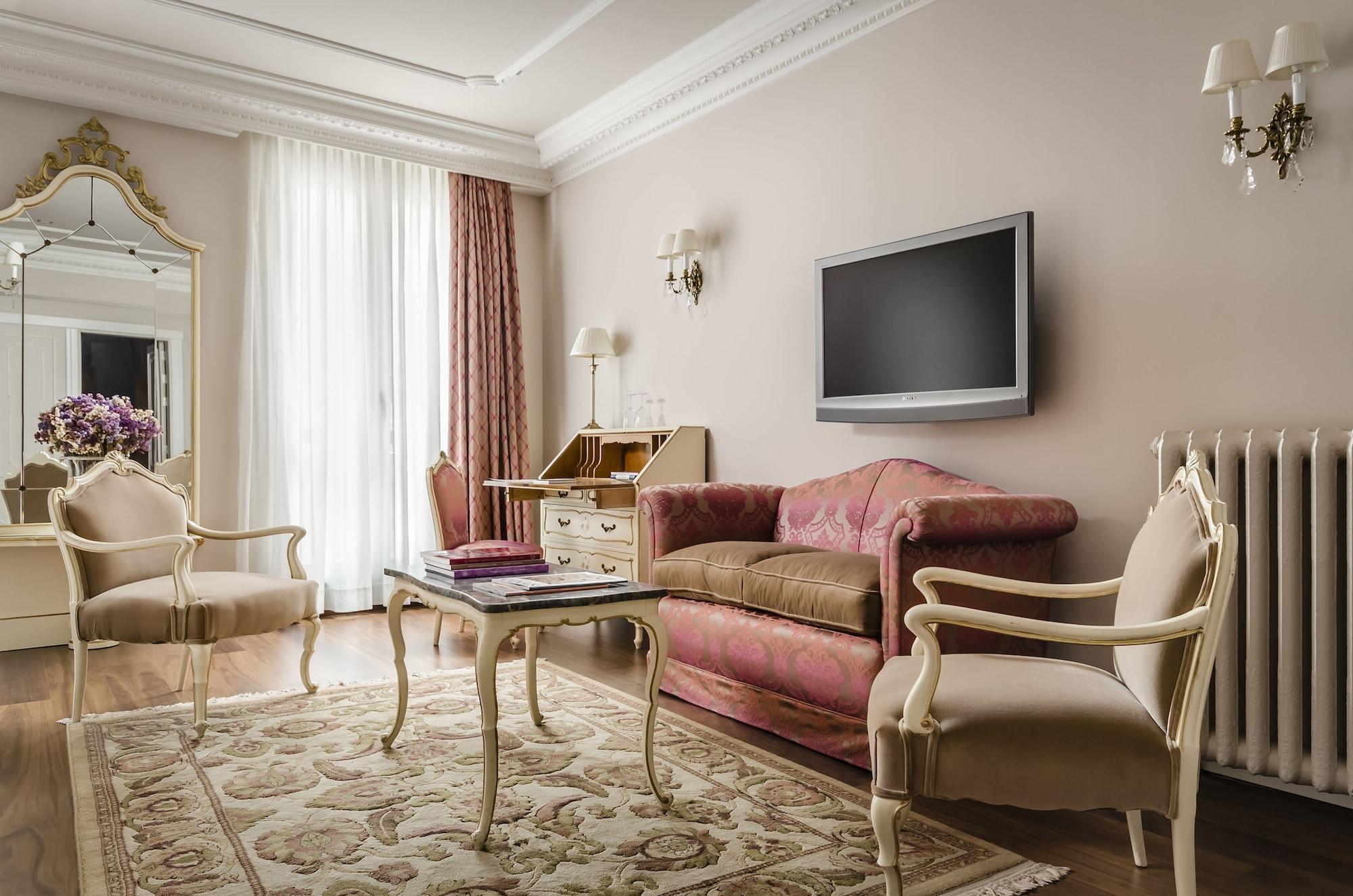 Gran Hotel La Perla Pamplona Exterior photo A living room