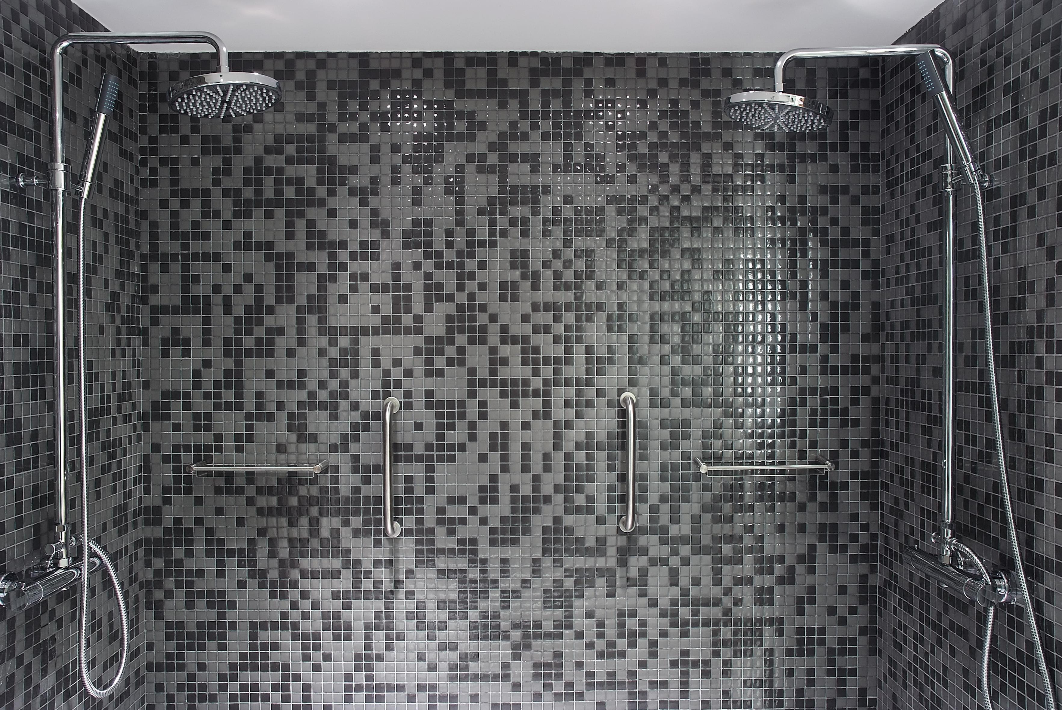 Gran Hotel La Perla Pamplona Exterior photo A shower with two shower heads
