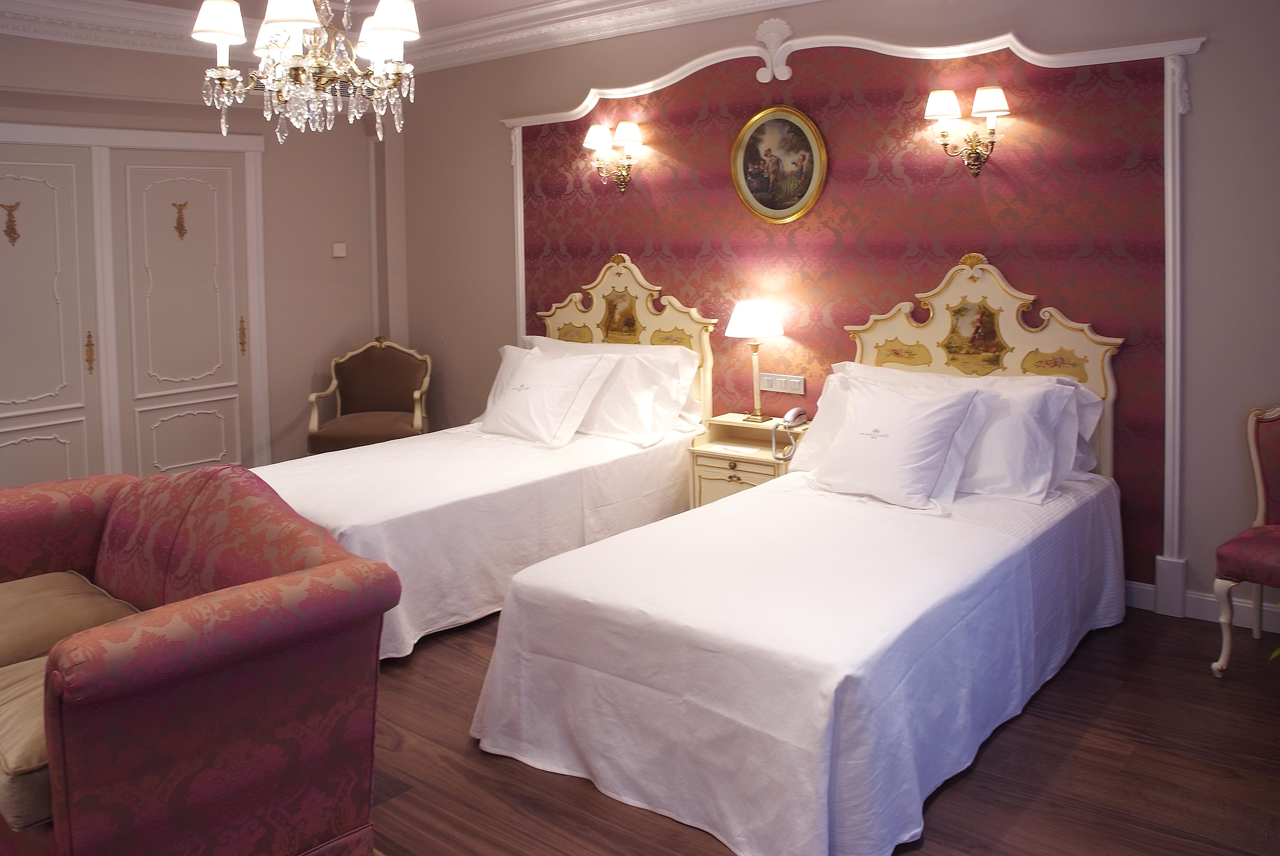 Gran Hotel La Perla Pamplona Exterior photo A room at the hotel