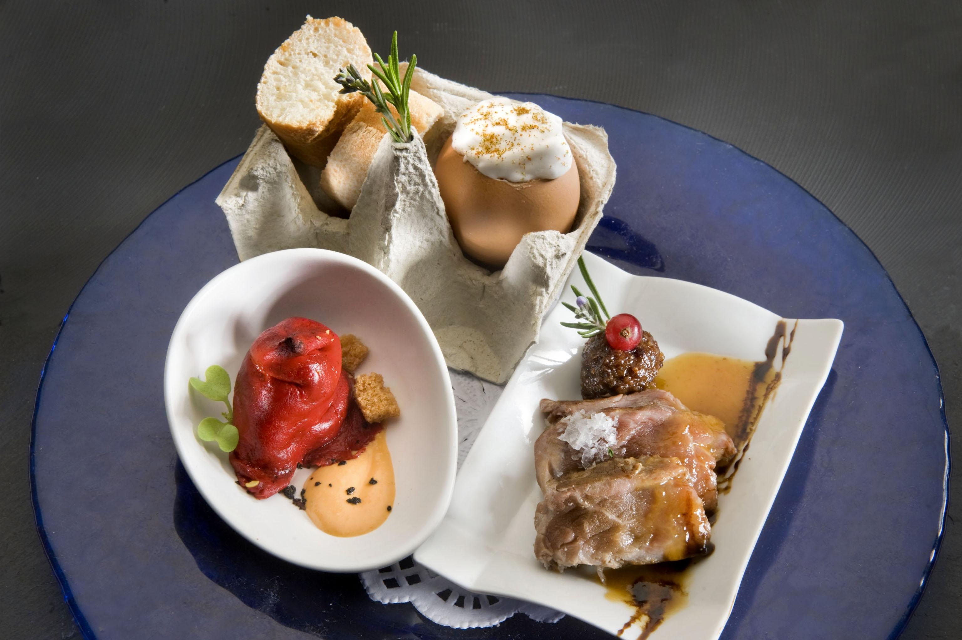 Gran Hotel La Perla Pamplona Exterior photo A selection of tapas