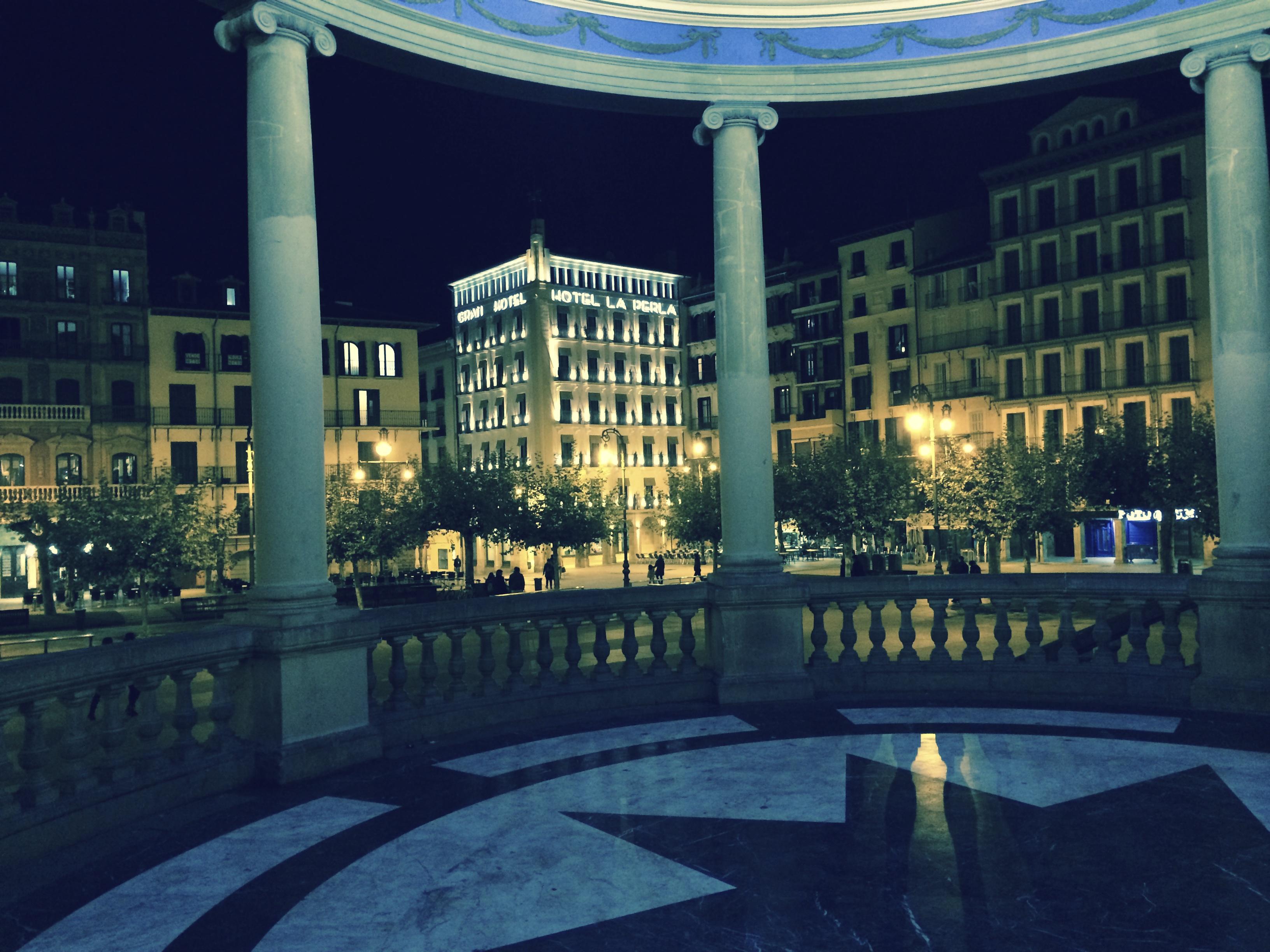 Gran Hotel La Perla Pamplona Exterior photo The square at night