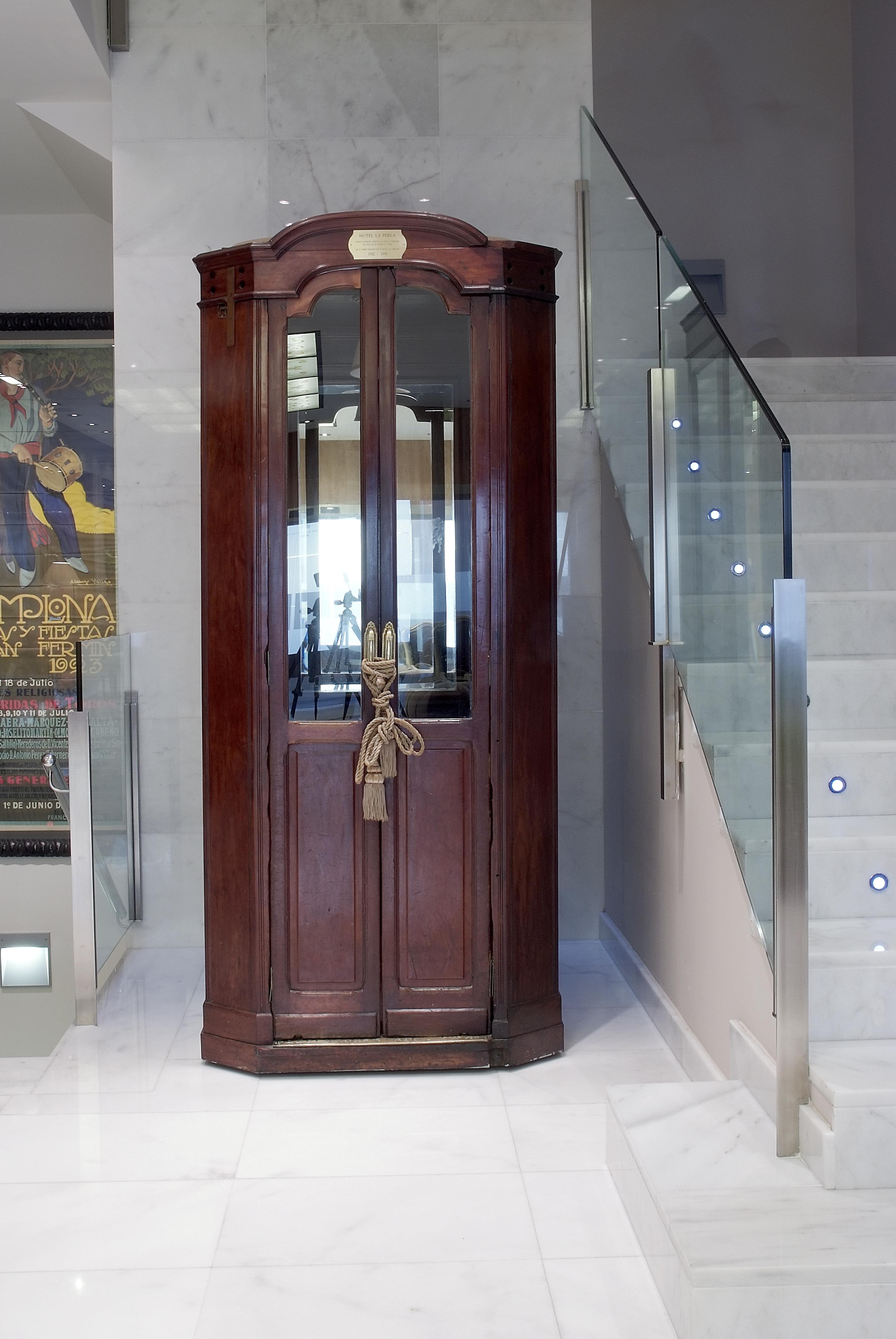 Gran Hotel La Perla Pamplona Exterior photo The door of the synagogue