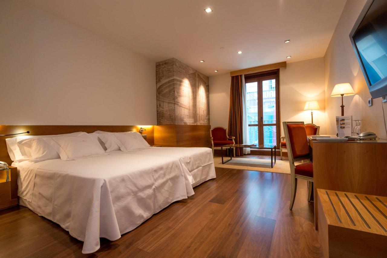 Gran Hotel La Perla Pamplona Exterior photo A room at the hotel
